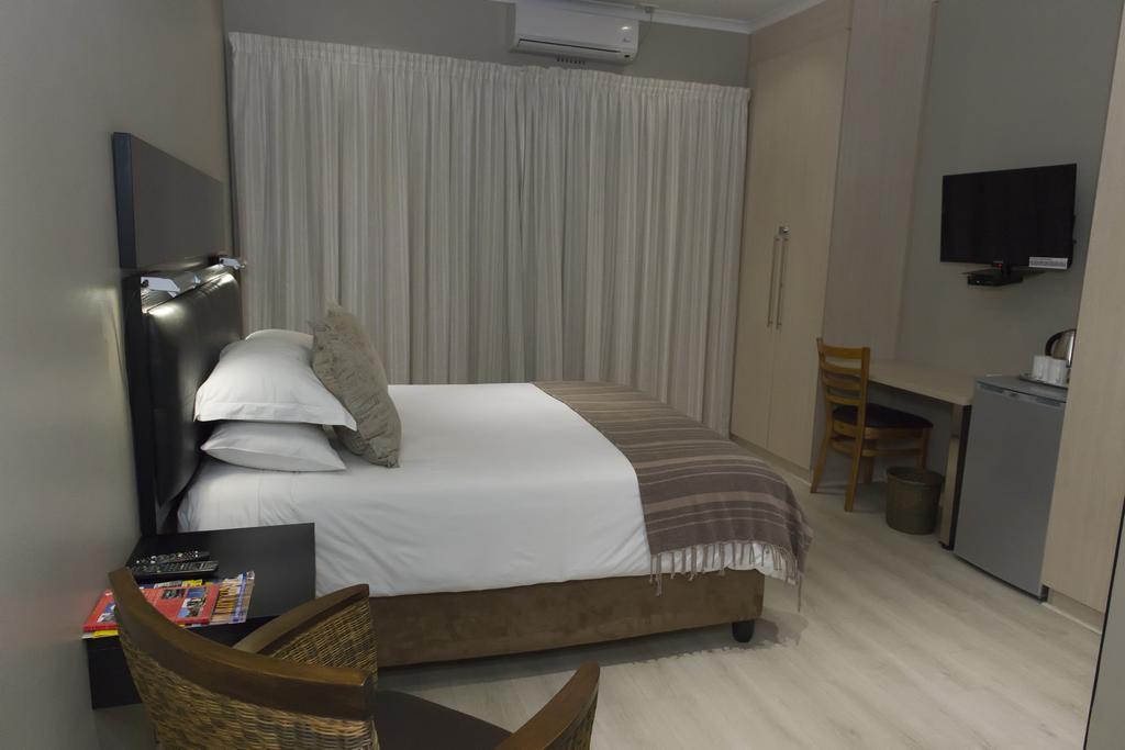 The Suburban Guest House Блумфонтейн Номер фото