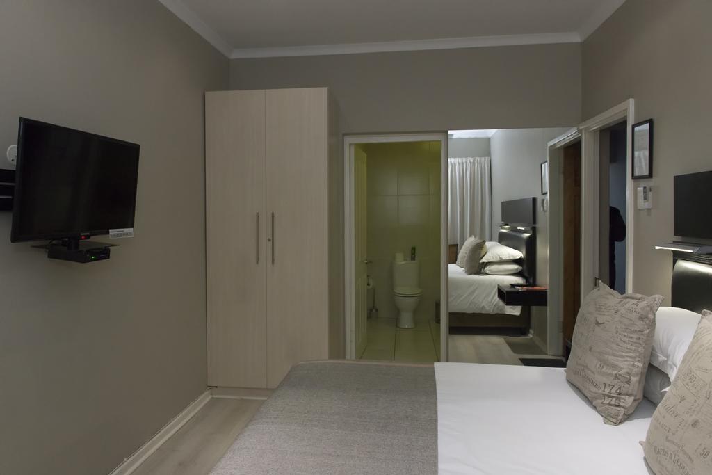 The Suburban Guest House Блумфонтейн Номер фото
