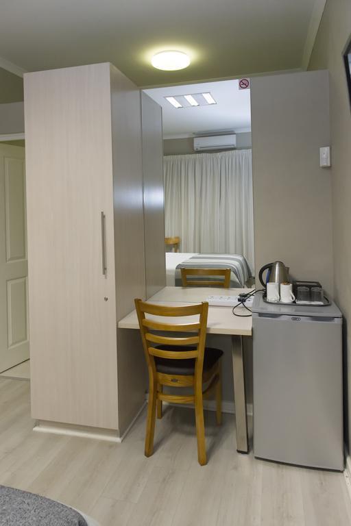 The Suburban Guest House Блумфонтейн Номер фото