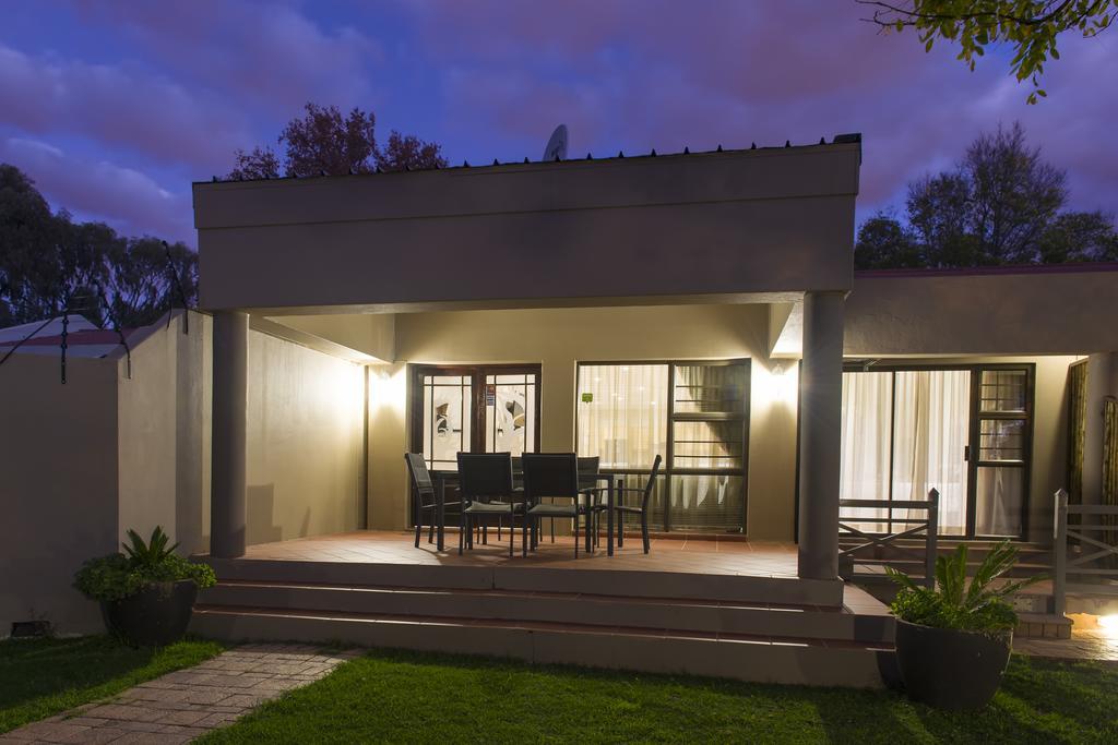 The Suburban Guest House Блумфонтейн Экстерьер фото